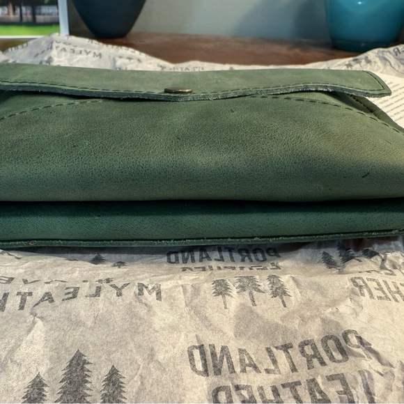 Portland Leather Cucumber Envelope/Crunch Wrap Crossbody - Picture 4 of 5